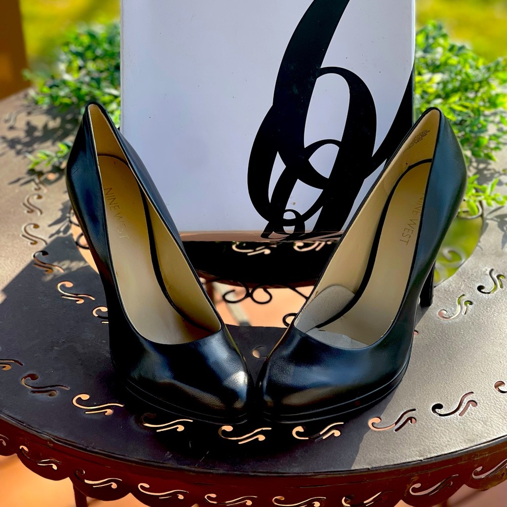 👠 NWOT Simple black platform heel